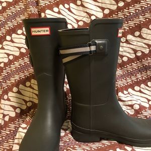 Hunter boots size 6 w/ rare wrap around buckle